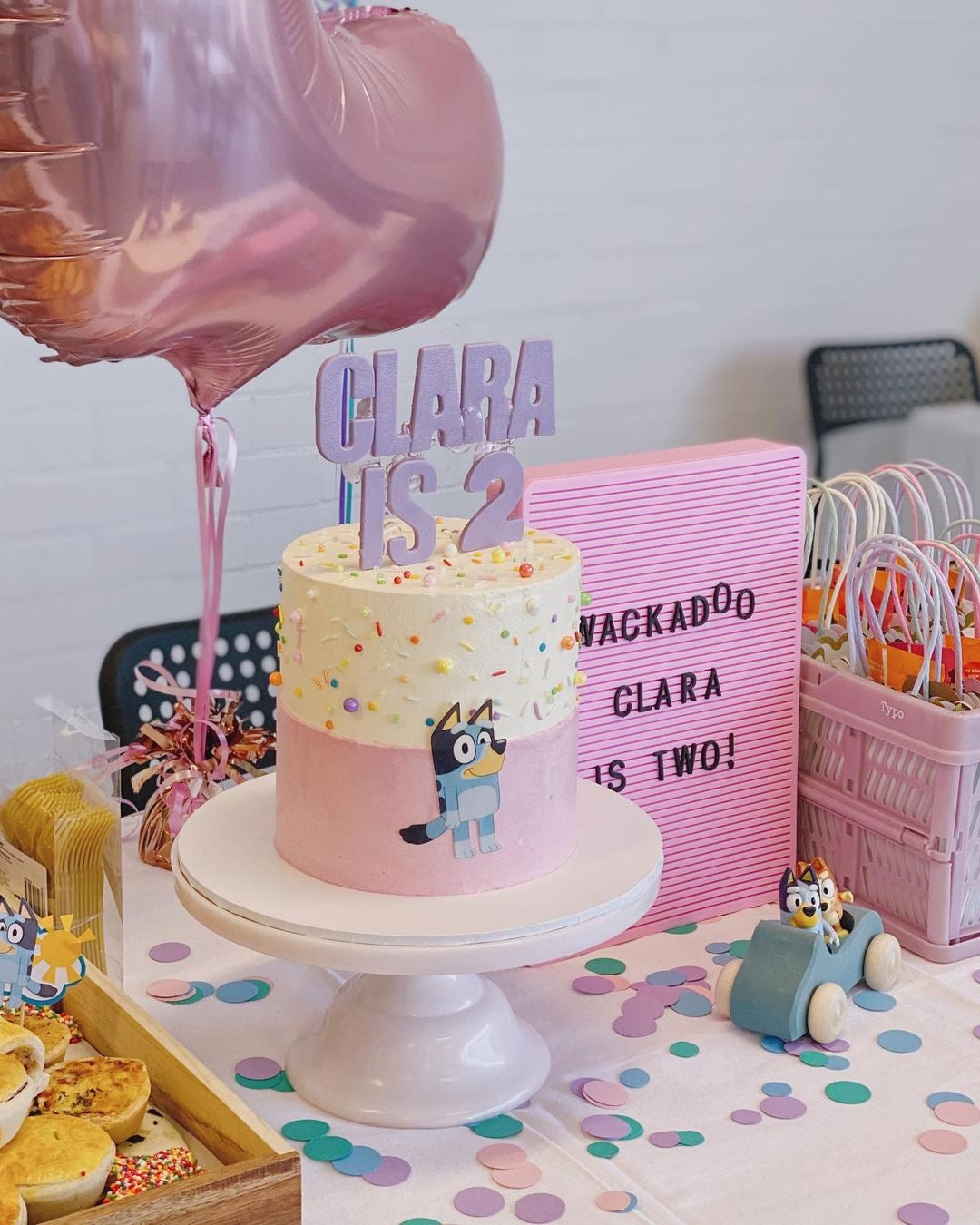 Cake topper